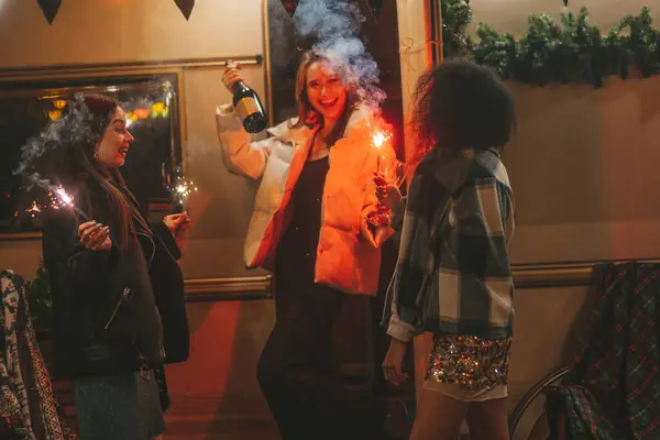 Mutlu Kızlar Noel Yeni Yıl Tatilini Dışarıda Kutluyor Aktif Genç — Stok fotoğraf
