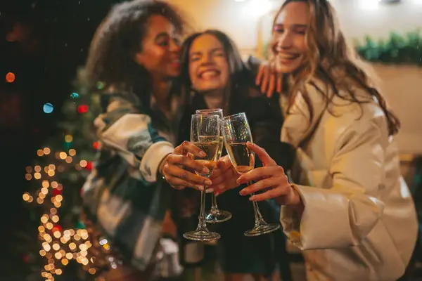Chicas Felices Celebrando Navidad Año Nuevo Vacaciones Invierno Temporada Aire —  Fotos de Stock