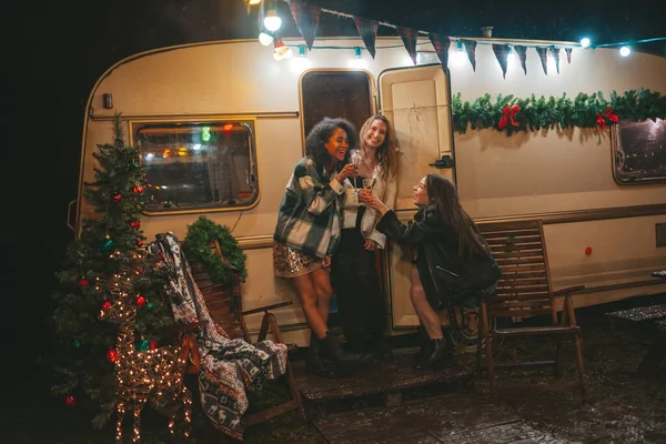 Chicas Felices Celebrando Navidad Año Nuevo Vacaciones Invierno Temporada Aire —  Fotos de Stock