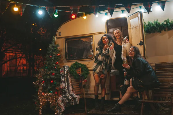 Happy Girls Merayakan Natal Dan Tahun Baru Liburan Musim Dingin — Stok Foto