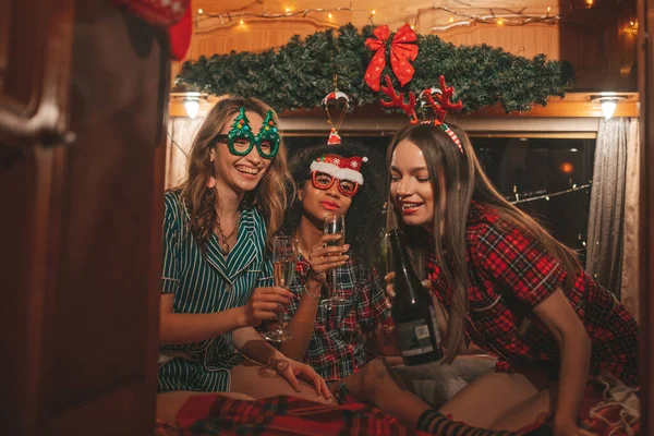 Noel Yeni Yılı Kutlayan Mutlu Kızlar Kış Tatili Sezonunu Karavanda — Stok fotoğraf