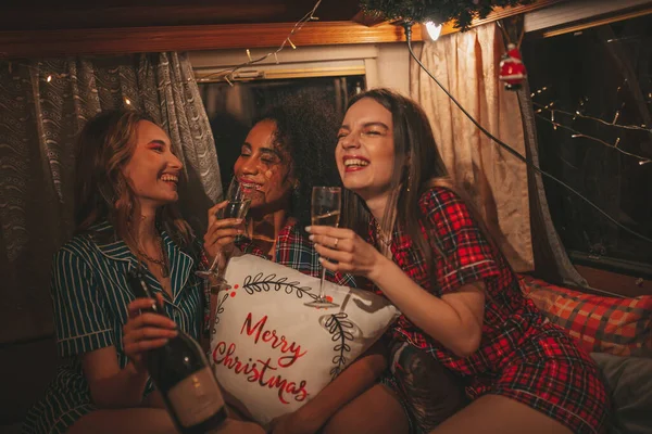 Gelukkige Meisjes Vieren Kerstmis Nieuwjaar Wintervakantie Seizoen Camper Actieve Jonge — Stockfoto