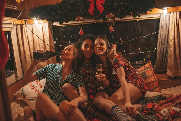 Chicas Felices Celebrando Navidad Año Nuevo Temporada Vacaciones Invierno Campista —  Fotos de Stock