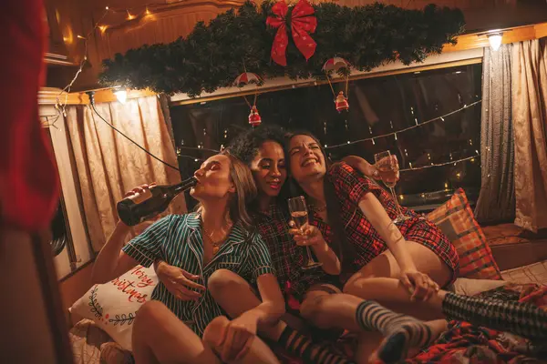 Счастливые Девушки Празднуют Рождество Новый Год Кемпере Активная Молодежь Различных — стоковое фото