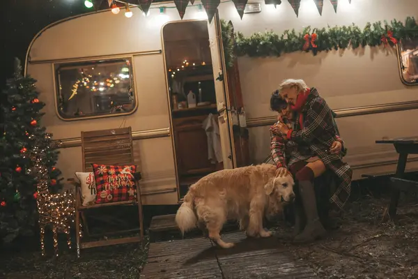 Glada Par Firar Jul Och Nyår Vintersemester Säsong Camper Park — Stockfoto