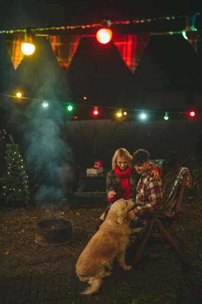 Счастливая Пара Празднует Рождественские Новогодние Зимние Праздники Кэмпер Парке Молодая — стоковое фото