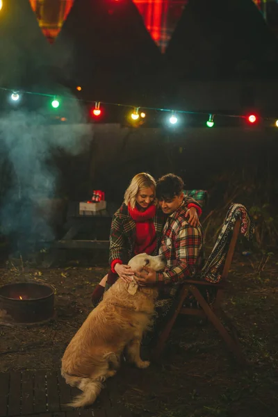 Glückliches Paar Das Weihnachten Und Neujahr Camper Park Feiert Junges — Stockfoto