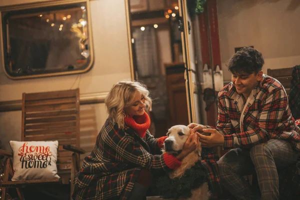 Noel Yeni Yılı Kutlayan Mutlu Çift Kış Tatili Sezonunu Camper — Stok fotoğraf