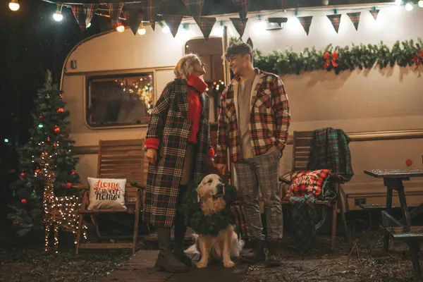 Szczęśliwa Para Świętująca Boże Narodzenie Nowy Rok Sezon Zimowy Camper — Zdjęcie stockowe