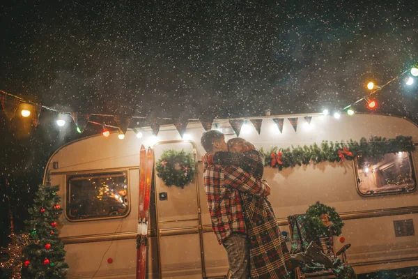 Joyeux Couple Célébrant Noël Nouvel Saison Des Vacances Hiver Dans — Photo
