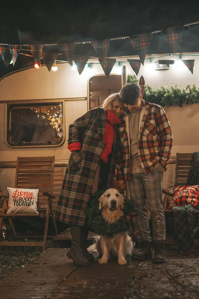 Noel Yeni Yılı Kutlayan Mutlu Çift Kış Tatili Sezonunu Camper — Stok fotoğraf