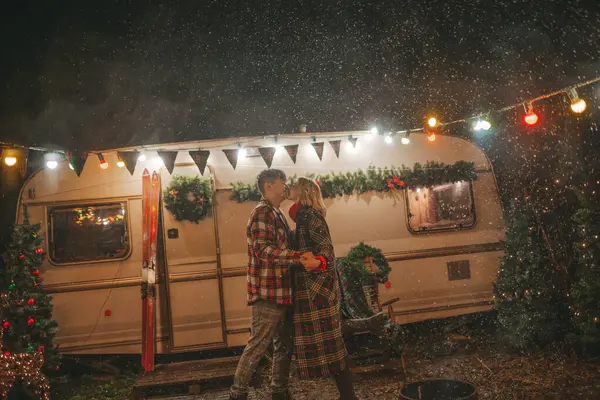 Pasangan Bahagia Merayakan Natal Dan Tahun Baru Musim Liburan Musim — Stok Foto