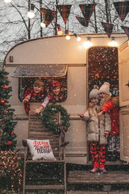 Noel 'i ve yeni yılı kutlayan çocuklar kış tatillerini dışarıda Noel Baba' yı bekleyerek geçiriyorlar. Çocuklar Xmas karavanı yakınlarında keyifle vakit geçiriyorlar. Çocukluğun tadını çıkarıyorlar.