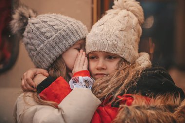 Noel 'i ve yeni yılı kutlayan çocuklar kış tatili sezonunu karavanda geçiriyorlar. Küçük kızlar birlikte keyifle vakit geçiriyorlar. Xmas karavanında kulağına sırlar fısıldıyorlar. Çocukluğun tadını çıkarıyorlar.