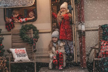 Noel 'i ve yeni yılı kutlayan çocuklar kış tatillerini dışarıda Noel Baba' yı bekleyerek geçiriyorlar. Çocuklar Xmas karavanı yakınlarında keyifle vakit geçiriyorlar. Çocukluğun tadını çıkarıyorlar.