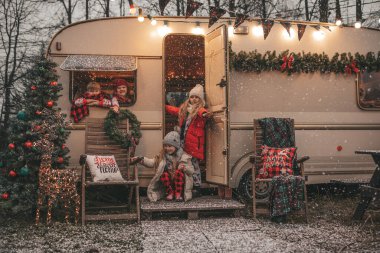 Noel 'i ve yeni yılı kutlayan çocuklar kış tatillerini dışarıda Noel Baba' yı bekleyerek geçiriyorlar. Çocuklar Xmas karavanı yakınlarında keyifle vakit geçiriyorlar. Çocukluğun tadını çıkarıyorlar.
