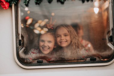 Noel 'i ve yeni yılı kutlayan çocuklar Noel Baba' yı kampta bekliyorlar. Çocuklar birlikte zaman geçiriyorlar. Somurtuyorlar, süt içiyorlar. Xmas karavanında şeker ve kurabiyelerin tadını çıkarıyorlar.