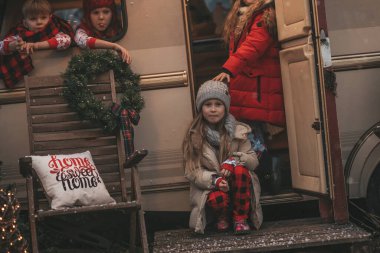 Noel 'i ve yeni yılı kutlayan çocuklar kış tatillerini dışarıda Noel Baba' yı bekleyerek geçiriyorlar. Çocuklar Xmas karavanı yakınlarında keyifle vakit geçiriyorlar. Çocukluğun tadını çıkarıyorlar.