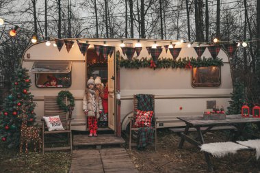 Noel 'i ve yeni yılı kutlayan çocuklar kış tatillerini dışarıda Noel Baba' yı bekleyerek geçiriyorlar. Çocuklar Xmas karavanı yakınlarında keyifle vakit geçiriyorlar. Çocukluğun tadını çıkarıyorlar.