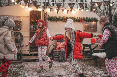 Noel 'i ve yeni yılı kutlayan çocuklar kış tatillerini dışarıda Noel Baba' yı bekleyerek geçiriyorlar. Çocuklar Xmas karavanı yakınlarında keyifle vakit geçiriyorlar. Çocukluğun tadını çıkarıyorlar.