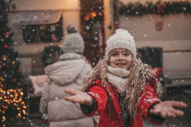 Noel 'i ve yeni yılı kutlayan çocuklar kış tatillerini dışarıda Noel Baba' yı bekleyerek geçiriyorlar. Çocuklar Xmas karavanı yakınlarında keyifle vakit geçiriyorlar. Çocukluğun tadını çıkarıyorlar.