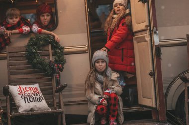 Noel 'i ve yeni yılı kutlayan çocuklar kış tatillerini dışarıda Noel Baba' yı bekleyerek geçiriyorlar. Çocuklar Xmas karavanı yakınlarında keyifle vakit geçiriyorlar. Çocukluğun tadını çıkarıyorlar.