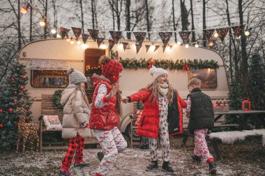 Noel 'i ve yeni yılı kutlayan çocuklar kış tatillerini dışarıda Noel Baba' yı bekleyerek geçiriyorlar. Çocuklar Xmas karavanı yakınlarında keyifle vakit geçiriyorlar. Çocukluğun tadını çıkarıyorlar.