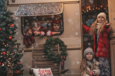 Noel 'i ve yeni yılı kutlayan çocuklar kış tatillerini dışarıda Noel Baba' yı bekleyerek geçiriyorlar. Çocuklar Xmas karavanı yakınlarında keyifle vakit geçiriyorlar. Çocukluğun tadını çıkarıyorlar.