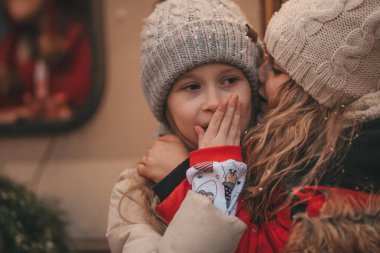 Noel 'i ve yeni yılı kutlayan çocuklar kış tatillerini dışarıda Noel Baba' yı bekleyerek geçiriyorlar. Çocuklar Xmas karavanı yakınlarında keyifle vakit geçiriyorlar. Çocukluğun tadını çıkarıyorlar.