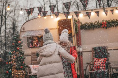 Noel 'i ve yeni yılı kutlayan çocuklar kış tatillerini dışarıda Noel Baba' yı bekleyerek geçiriyorlar. Çocuklar Xmas karavanı yakınlarında keyifle vakit geçiriyorlar. Çocukluğun tadını çıkarıyorlar.