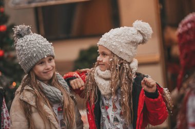 Noel 'i ve yeni yılı kutlayan çocuklar kış tatillerini dışarıda Noel Baba' yı bekleyerek geçiriyorlar. Çocuklar Xmas karavanı yakınlarında keyifle vakit geçiriyorlar. Çocukluğun tadını çıkarıyorlar.