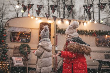 Noel 'i ve yeni yılı kutlayan çocuklar kış tatillerini dışarıda Noel Baba' yı bekleyerek geçiriyorlar. Çocuklar Xmas karavanı yakınlarında keyifle vakit geçiriyorlar. Çocukluğun tadını çıkarıyorlar.