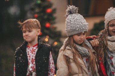 Noel 'i ve yeni yılı kutlayan çocuklar kış tatillerini dışarıda Noel Baba' yı bekleyerek geçiriyorlar. Çocuklar Xmas karavanı yakınlarında keyifle vakit geçiriyorlar. Çocukluğun tadını çıkarıyorlar.