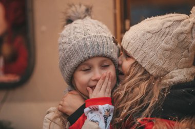 Noel 'i ve yeni yılı kutlayan kızlar kış tatili sezonunu karavanda geçirirler. Küçük kızlar birlikte keyifle vakit geçiriyorlar. Xmas karavanında kulağına sırlar fısıldıyorlar. Çocukluğun tadını çıkarıyorlar.