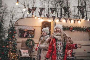 Noel 'i ve yeni yılı kutlayan çocuklar kış tatillerini dışarıda Noel Baba' yı bekleyerek geçiriyorlar. Çocuklar Xmas karavanı yakınlarında keyifle vakit geçiriyorlar. Çocukluğun tadını çıkarıyorlar.