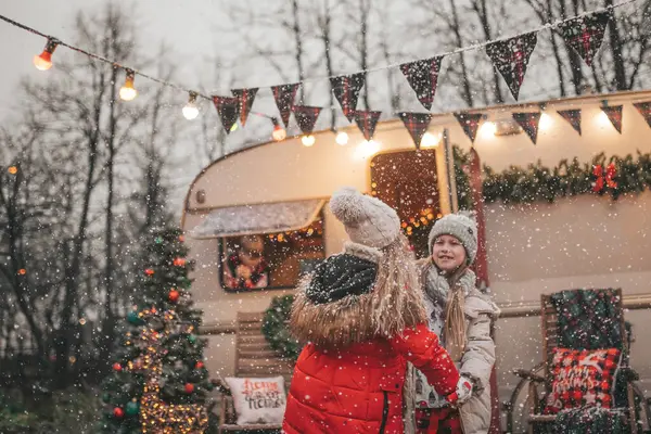 Noel 'i ve yeni yılı kutlayan çocuklar kış tatillerini dışarıda Noel Baba' yı bekleyerek geçiriyorlar. Çocuklar Xmas karavanı yakınlarında keyifle vakit geçiriyorlar. Çocukluğun tadını çıkarıyorlar.