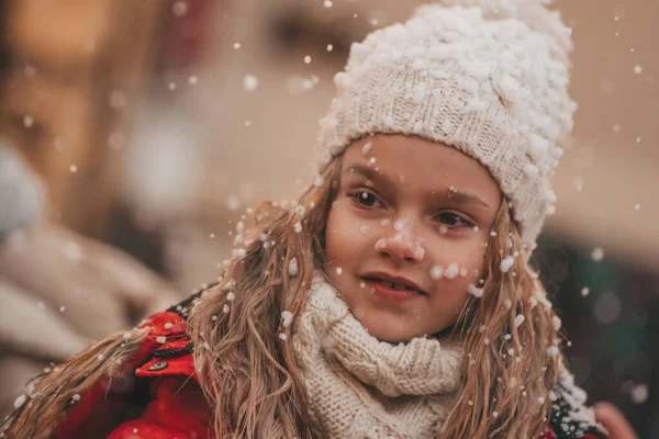 Noel 'i ve yeni yılı kutlayan küçük bir kız dışarıda Noel Baba' nın Noel karavanının yanında bekliyor ve çocukluğun tadını çıkarıyor.