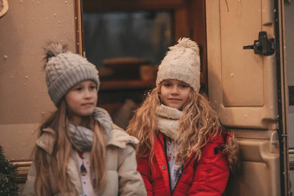 Noel 'i ve yeni yılı kutlayan çocuklar kış tatillerini dışarıda Noel Baba' yı bekleyerek geçiriyorlar. Çocuklar Xmas karavanı yakınlarında keyifle vakit geçiriyorlar. Çocukluğun tadını çıkarıyorlar.
