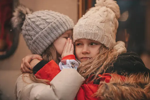 Noel 'i ve yeni yılı kutlayan çocuklar kış tatili sezonunu karavanda geçiriyorlar. Küçük kızlar birlikte keyifle vakit geçiriyorlar. Xmas karavanında kulağına sırlar fısıldıyorlar. Çocukluğun tadını çıkarıyorlar.