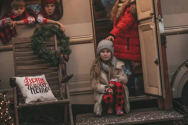 Barn Firar Jul Och Nyår Vinter Semester Säsong Utomhus Väntar — Stockfoto