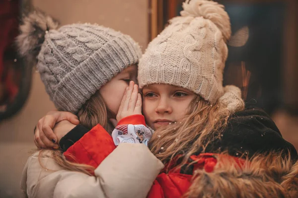 Gyerekek Ünneplik Karácsonyi Újévi Téli Ünnepek Szezonban Lakókocsiban Kislányok Örömteli — Stock Fotó