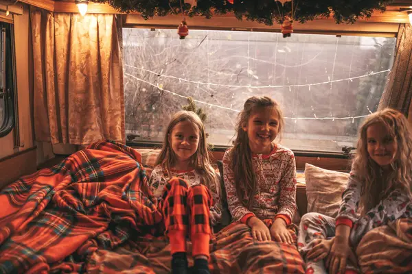 Παιδιά Γιορτάζουν Χριστούγεννα Και Την Πρωτοχρονιά Χειμερινές Διακοπές Σεζόν Στο — Φωτογραφία Αρχείου