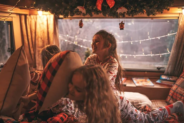 Noel Yeni Yılı Kutlayan Bayan Çocuklar Kış Tatili Sezonunu Karavanda — Stok fotoğraf