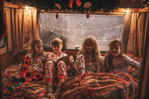 Noel 'i ve yeni yılı kutlayan çocuklar kış tatili sezonunu karavanda geçiriyorlar. Aktif çocuklar birlikte zaman geçiriyorlar. Eğleniyorlar ve Xmas karavanında kitap okuyorlar. Çocukluğun tadını çıkarıyorlar.