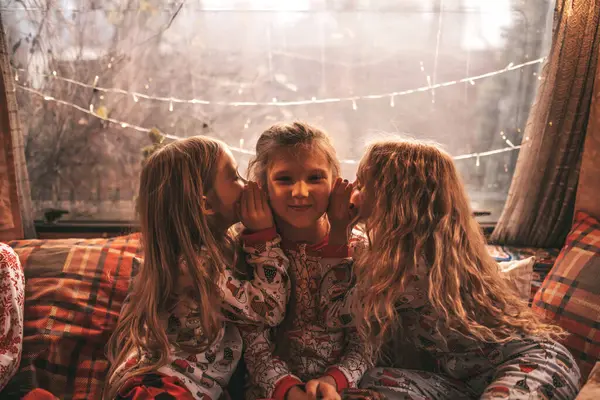 Kinderen Vieren Kerst Nieuwjaarsfeestdagen Camper Kleine Meisjes Blij Samen Tijd — Stockfoto