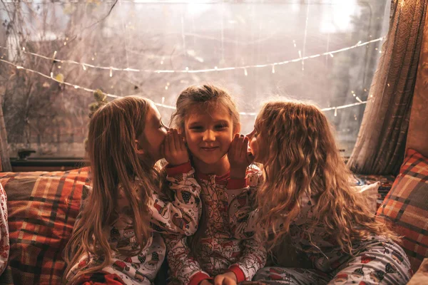 Lapset Juhlivat Joulua Uudenvuoden Talvilomaa Matkailuautossa Pikkutytöt Iloinen Viettää Aikaa — kuvapankkivalokuva