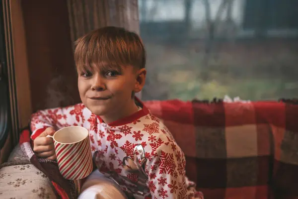 Kleine Jongen Drinkt Melk Tijdens Het Vieren Van Kerstmis Nieuwjaar — Stockfoto