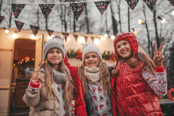 기다리는 크리스마스와 야외를 Xmas 트레일러 시간을 보내는 아이들은 시절을 즐기는 — 스톡 사진