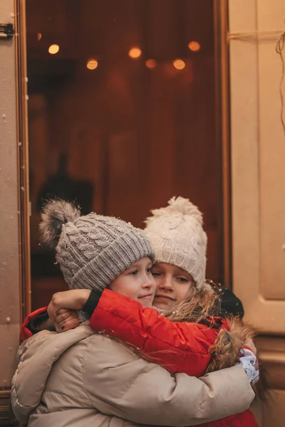 Παιδιά Γιορτάζουν Χριστούγεννα Και Την Πρωτοχρονιά Χειμερινές Διακοπές Σεζόν Εξωτερική — Φωτογραφία Αρχείου