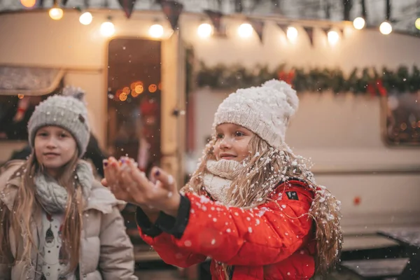 Flickor Firar Jul Och Nyår Vintersemester Utomhus Små Flickor Glada — Stockfoto